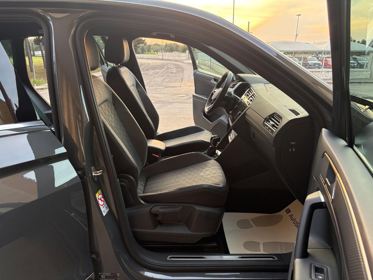 VOLKSWAGEN Tiguan 2.0 TDI 150 CV SCR DSG R-Line LUCI AMBIENTE - 9