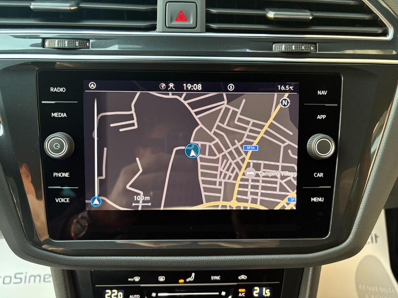 VOLKSWAGEN Tiguan 2.0 TDI 150 CV SCR DSG R-Line LUCI AMBIENTE - 16