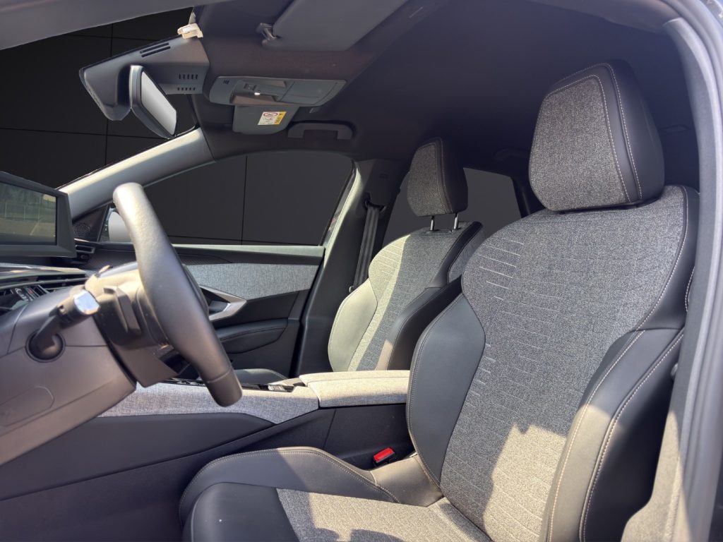 PEUGEOT 3008 Hybrid 136 e-DCS6 Allure - 9