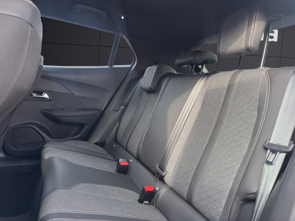 PEUGEOT 2008 Hybrid 136 e-DCS6 Allure - 11