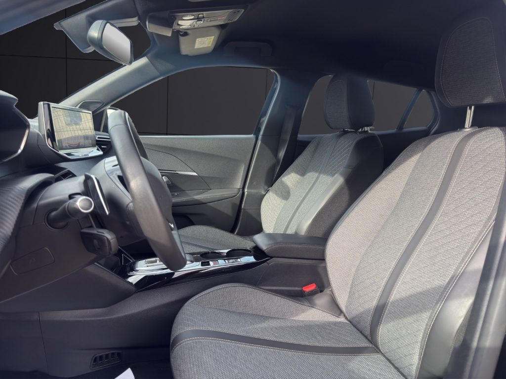 PEUGEOT 2008 Hybrid 136 e-DCS6 Allure - 9