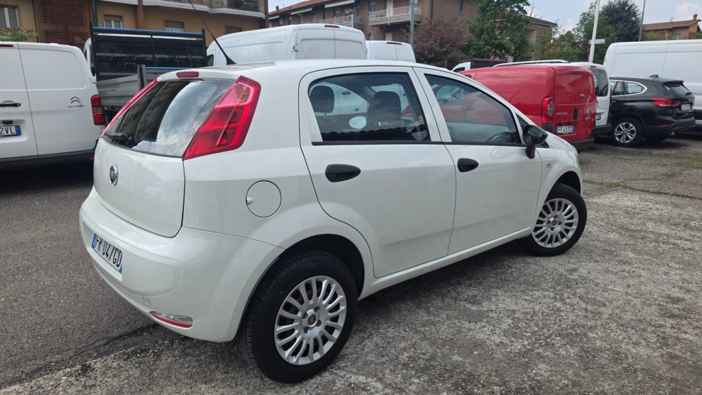 FIAT Punto 1.4 8V 5 porte Natural Power Street soli 14mila km - 4