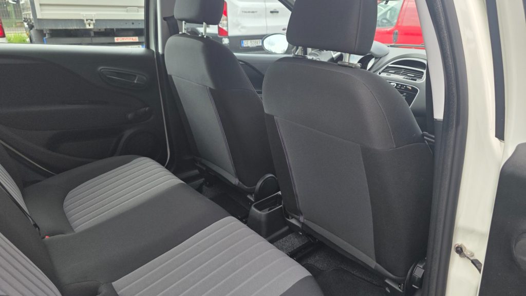 FIAT Punto 1.4 8V 5 porte Natural Power Street soli 14mila km - 11