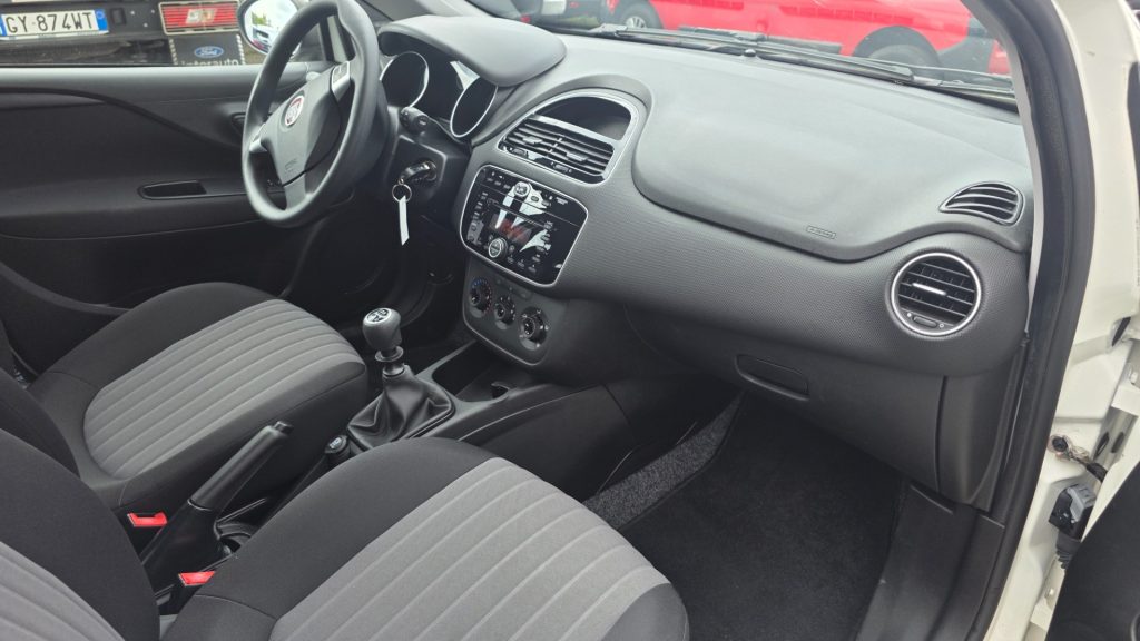 FIAT Punto 1.4 8V 5 porte Natural Power Street soli 14mila km - 10