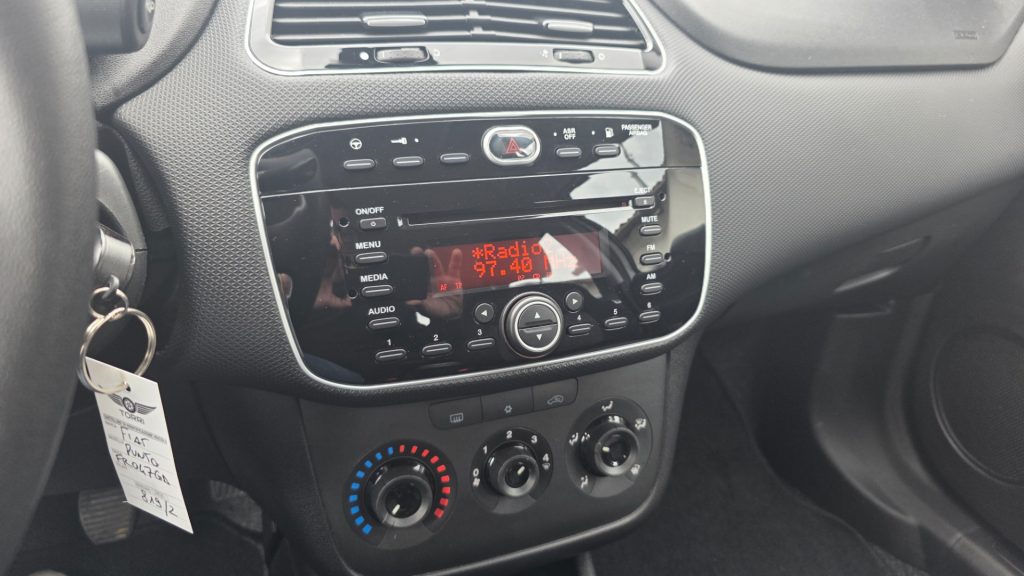 FIAT Punto 1.4 8V 5 porte Natural Power Street soli 14mila km - 13