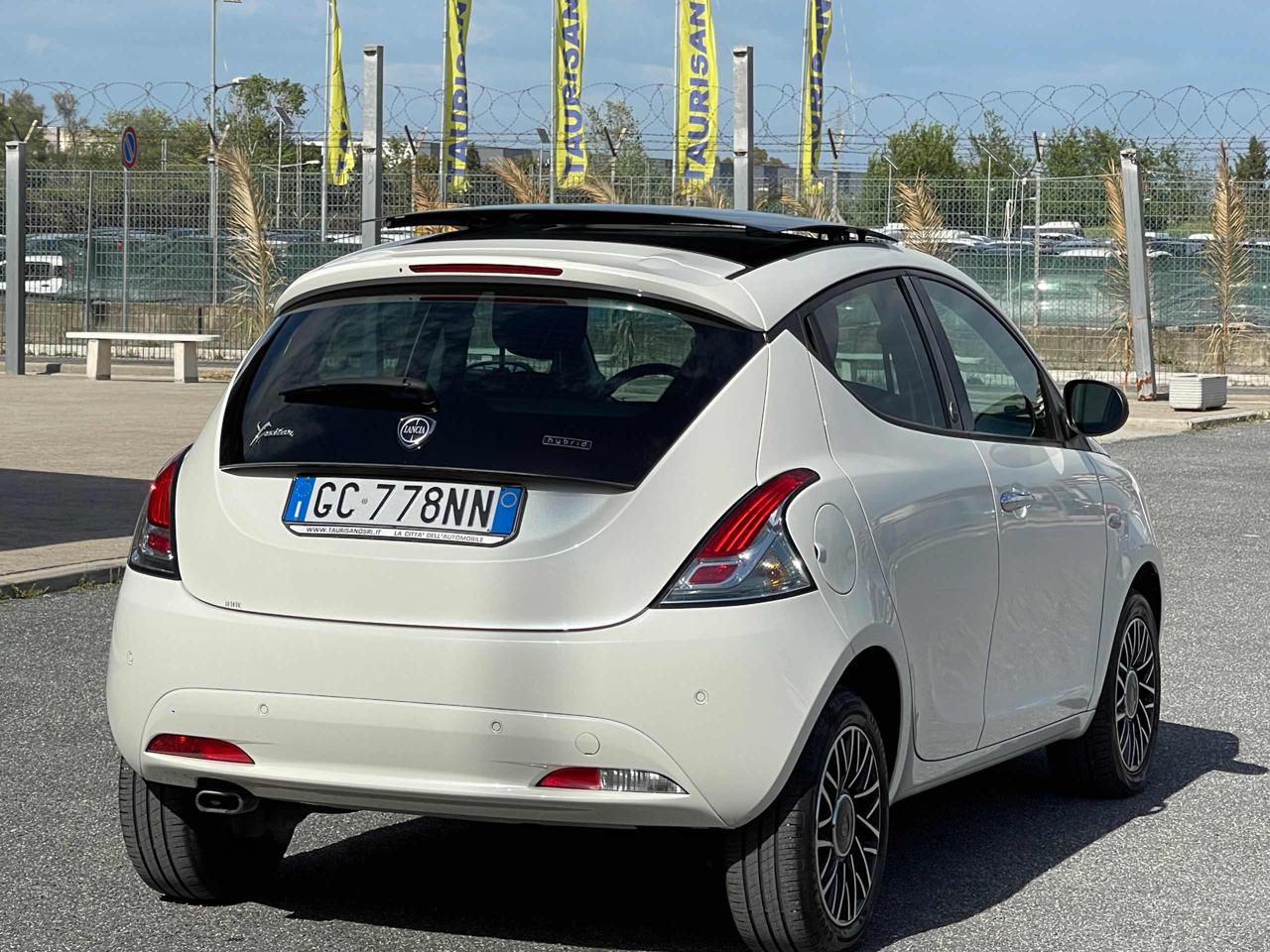 LANCIA Ypsilon 1.0 HYBRID 5P Gold TETTO APRIBILE BIANCO PERLA - 2