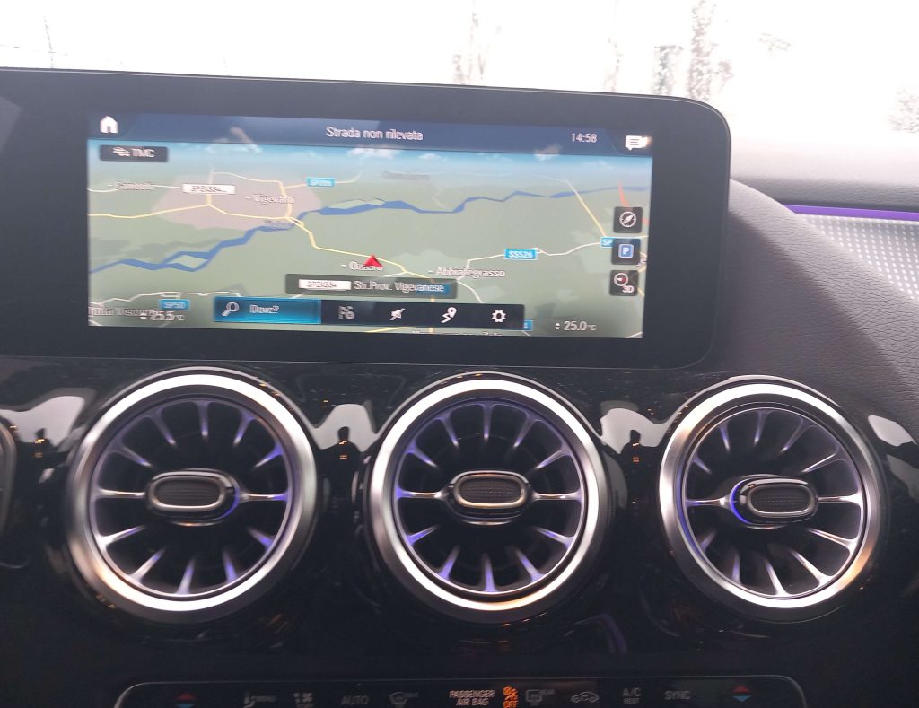 MERCEDES-BENZ GLA 200 H247 2020 d Premium 4matic auto - 10