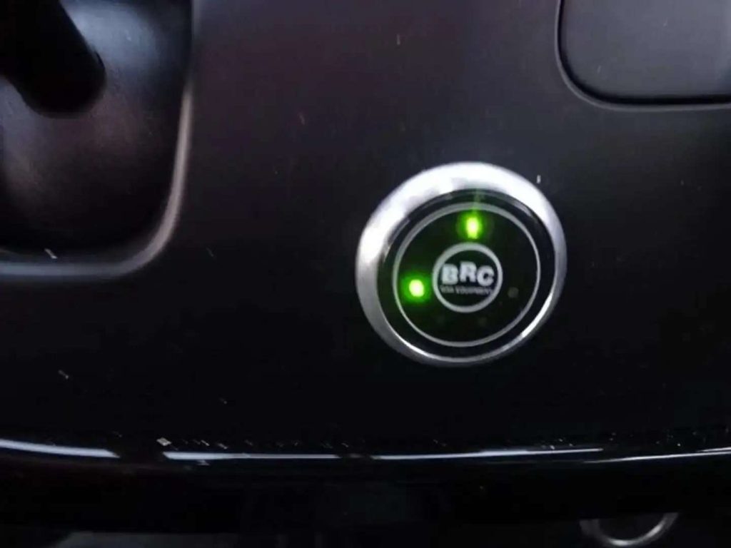 MAHINDRA KUV100 1.2 K6+ m-bifuel Adatta x NEOPATENTATI - 11