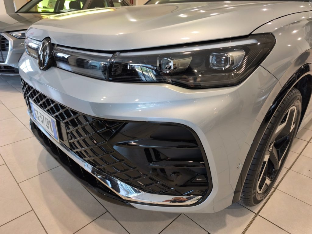 VOLKSWAGEN Tiguan 2.0 TDI 150 CV DSG R-Line Plus - 19