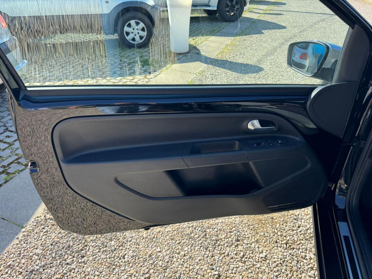 VOLKSWAGEN up! 1.0 75 CV 3 porte high up! - 8