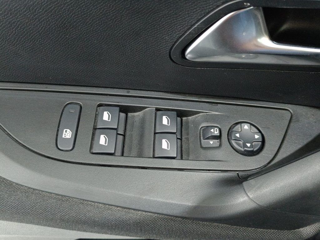 PEUGEOT 2008 motore elettrico 136 CV Active Pack - 19