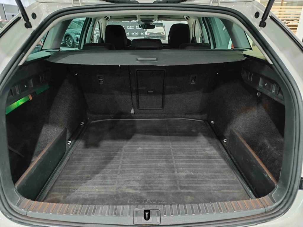 SKODA Octavia 2.0 TDI EVO SCR 150 CV Wagon Executive - 12