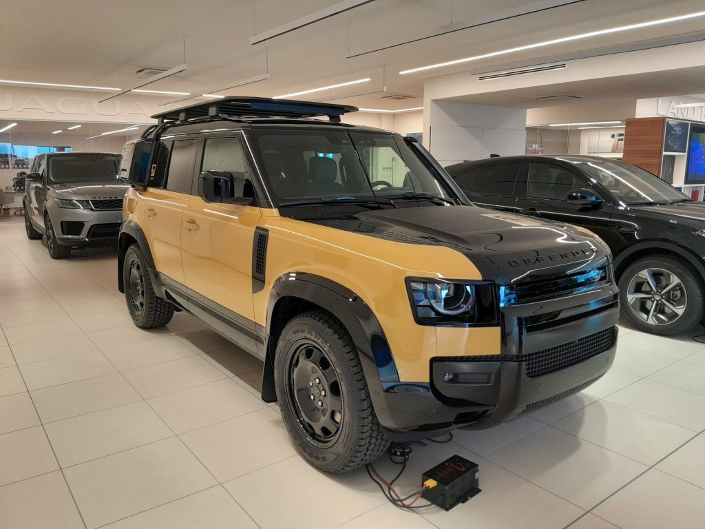 LAND ROVER Defender D350 AWD Auto 110 Trophy Edition Deep Sandglow - 4