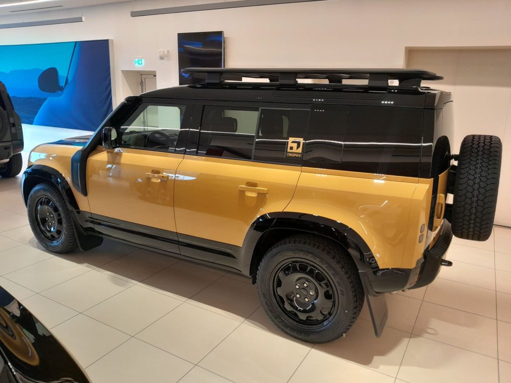 LAND ROVER Defender D350 AWD Auto 110 Trophy Edition Deep Sandglow - 5