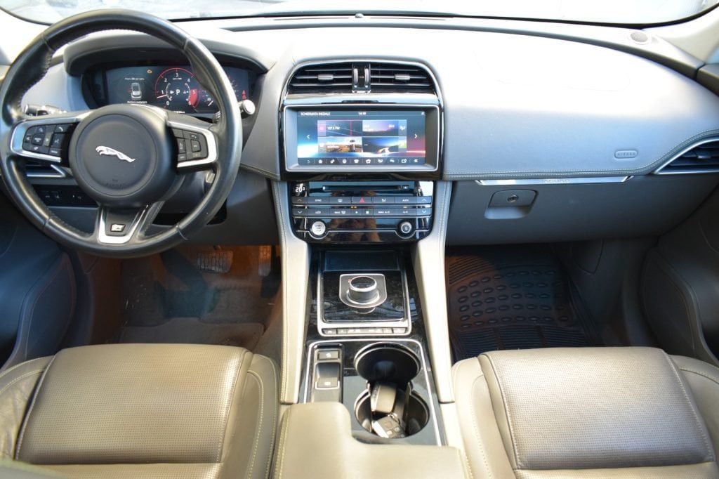 JAGUAR F-Pace 3.0 D V6 300 CV AWD aut. R-Sport - 9