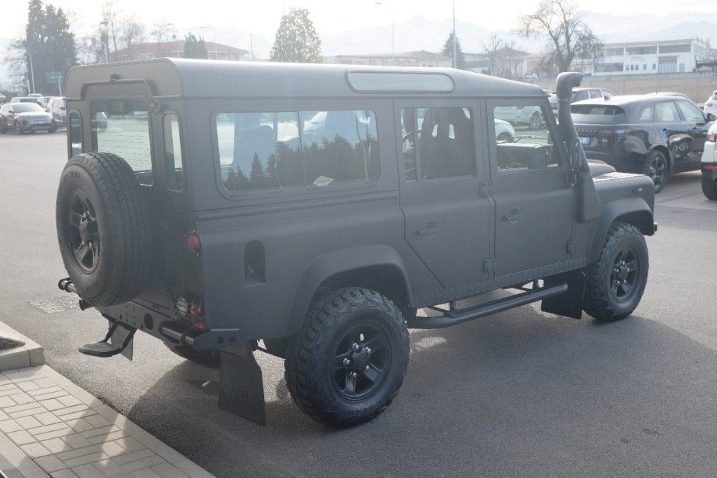 LAND ROVER Defender 110 2.4 TD4 Station Wagon SE NERO OPACO - 5