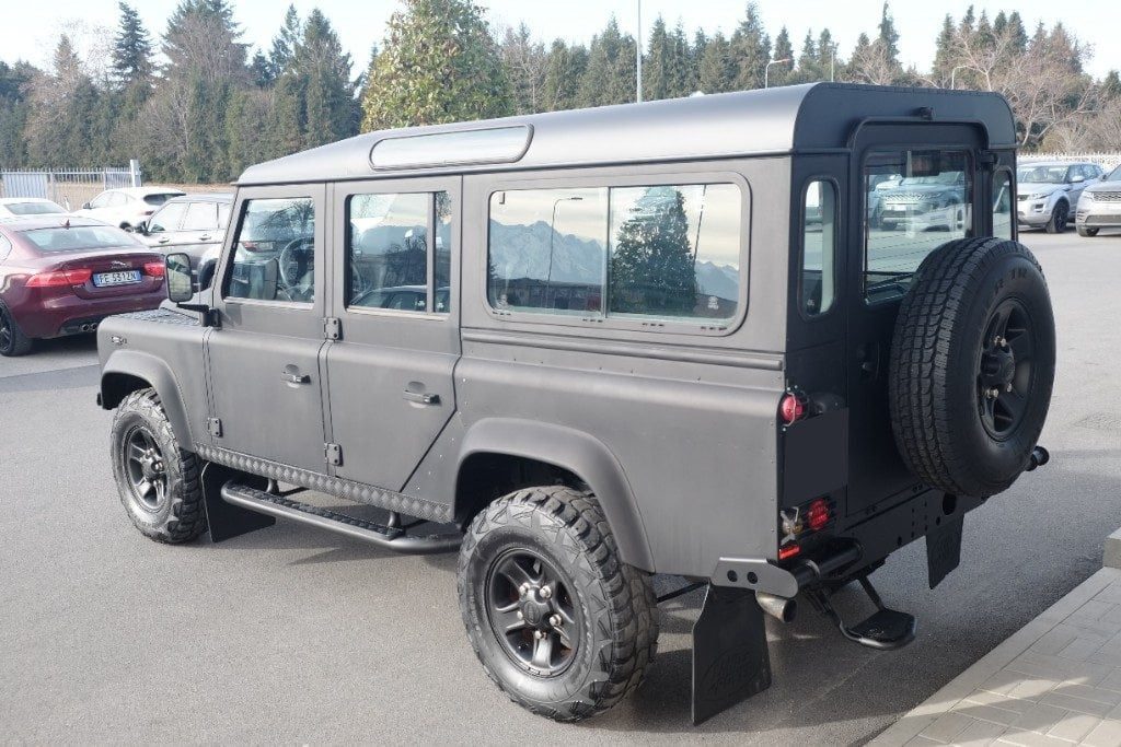 LAND ROVER Defender 110 2.4 TD4 Station Wagon SE NERO OPACO - 3