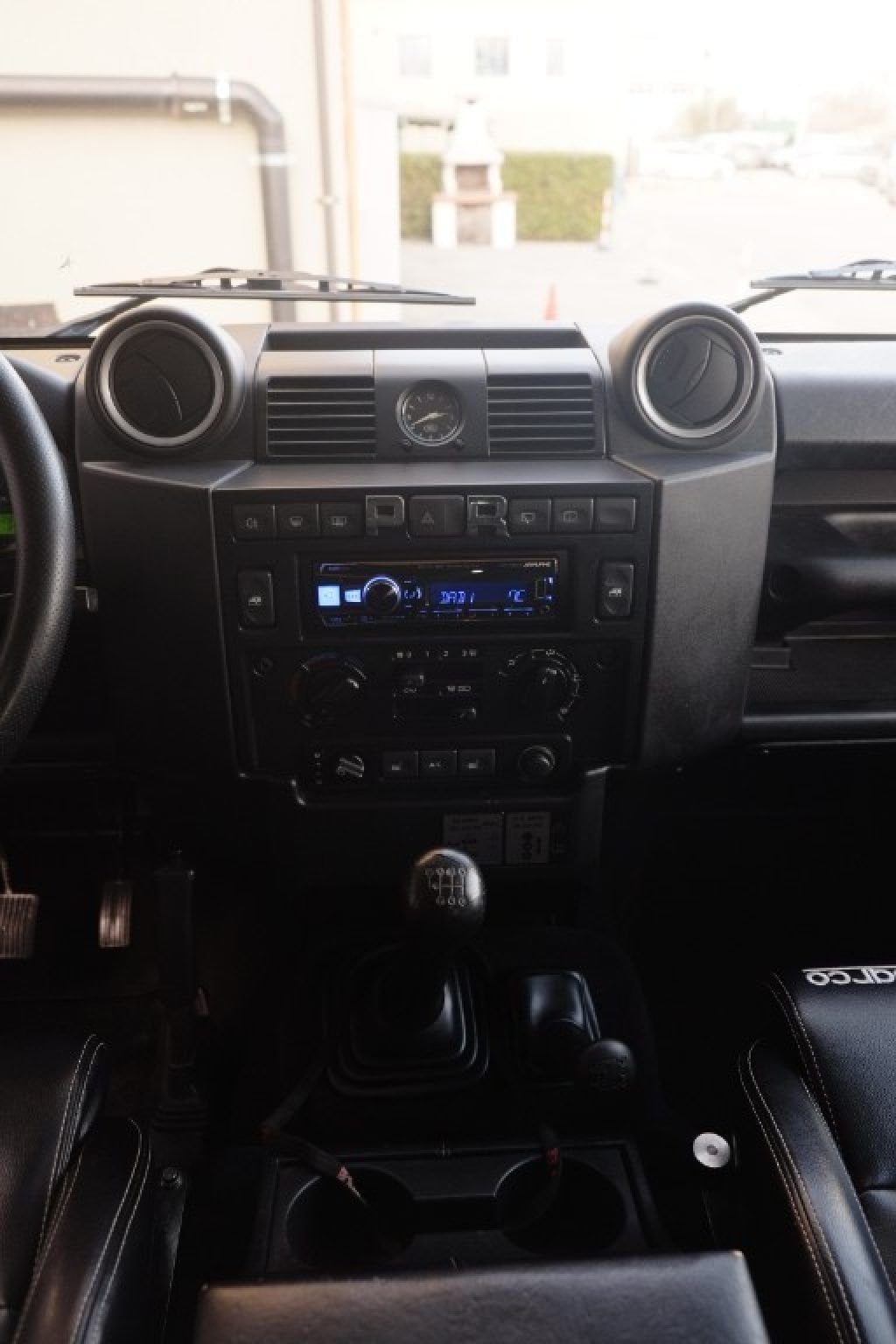 LAND ROVER Defender 110 2.4 TD4 Station Wagon SE NERO OPACO - 17