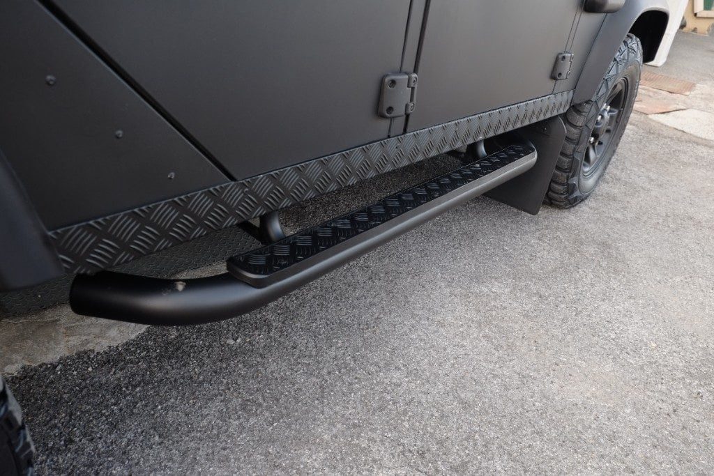LAND ROVER Defender 110 2.4 TD4 Station Wagon SE NERO OPACO - 21
