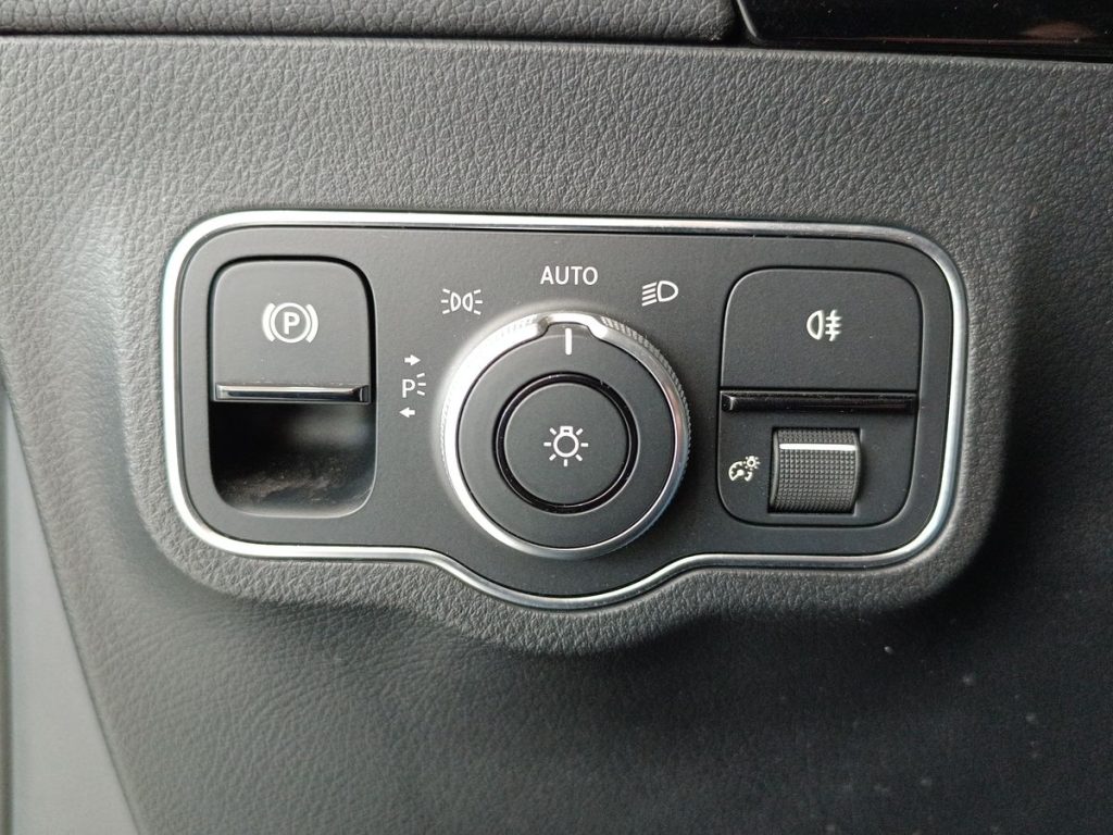 MERCEDES-BENZ GLA 200 d Automatic Business Extra - 18