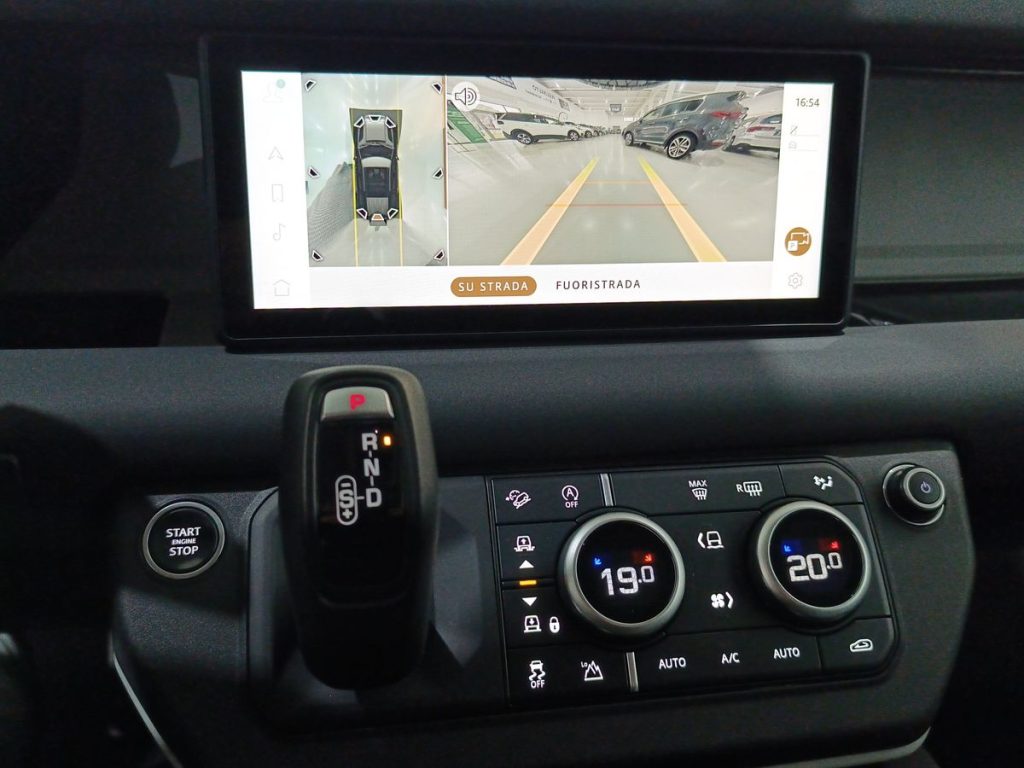 LAND ROVER Defender 110 3.0D I6 250 CV AWD Auto SE - 17