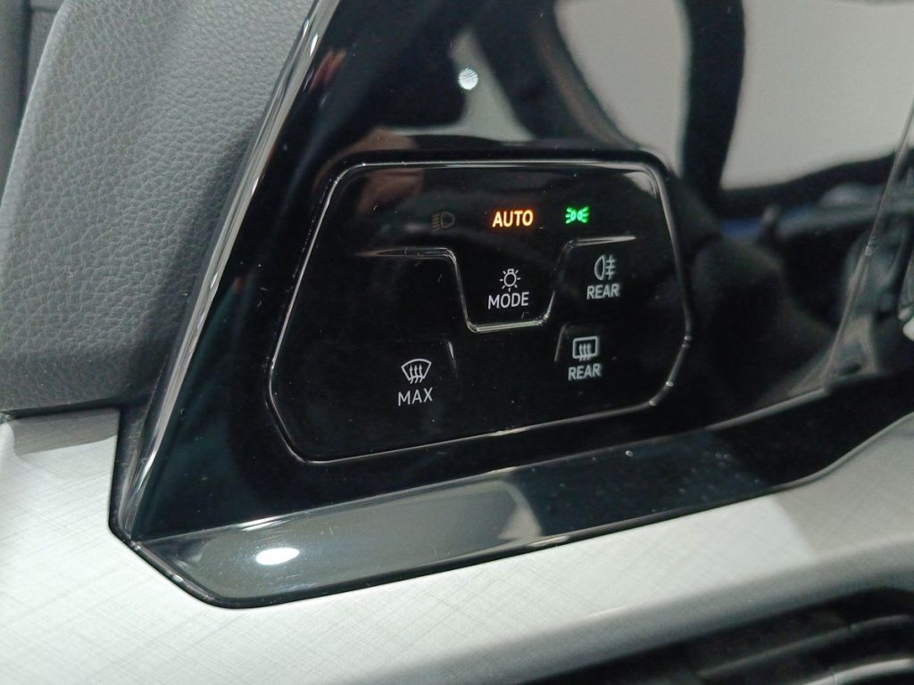 VOLKSWAGEN Golf 2.0 TDI 115 CV SCR Life - 18