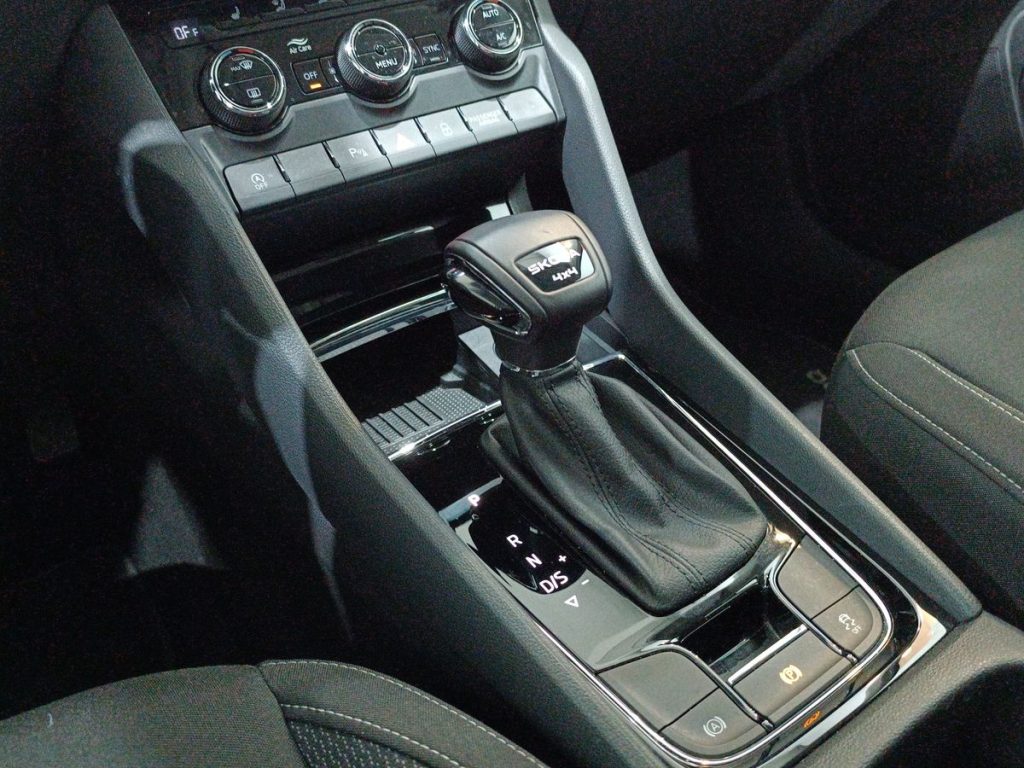 SKODA Karoq 2.0 TDI SCR 4x4 DSG Executive - 8
