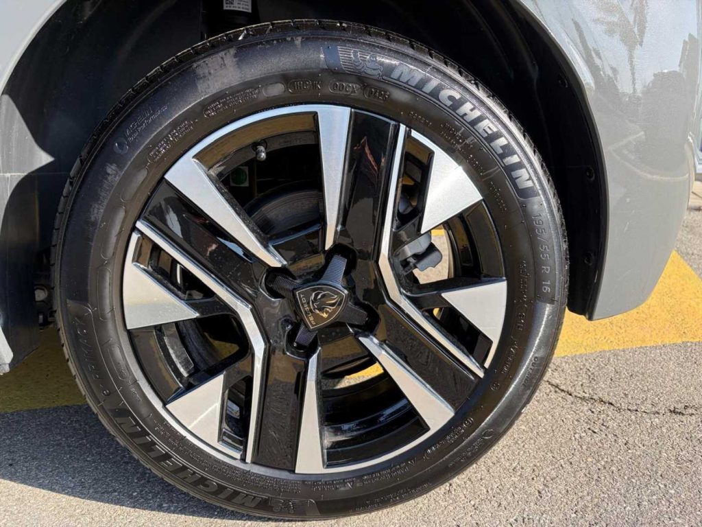 PEUGEOT 208 Hybrid 145 e-DCS6 Allure - 10