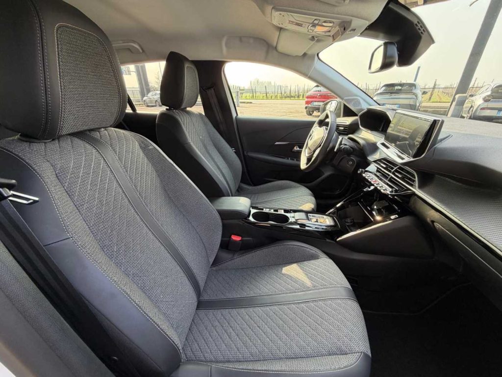 PEUGEOT 208 Hybrid 136 e-DCS6 Allure - 12