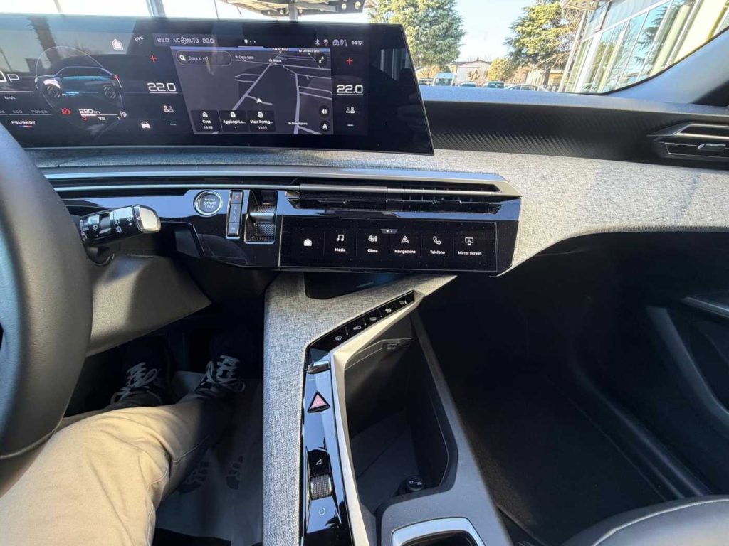 PEUGEOT 5008 Hybrid 145 e-DCS6 Allure - 18