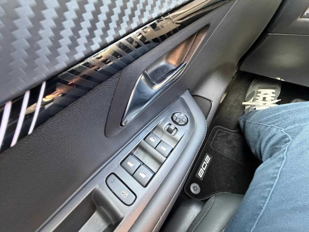 PEUGEOT 208 Hybrid 136 e-DCS6 Allure - 20