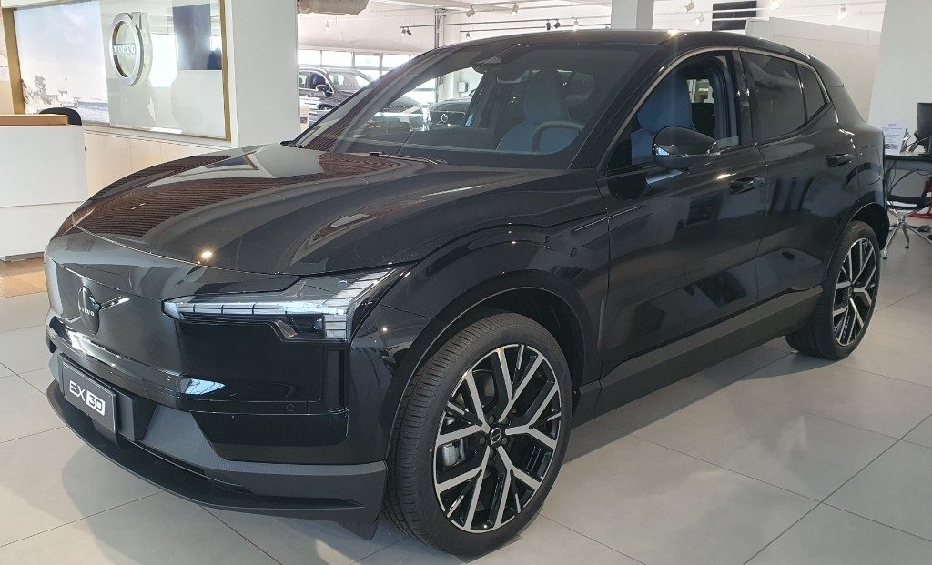 VOLVO EX30 Single Motor Extended Range RWD Plus Black Edition - Foto 1