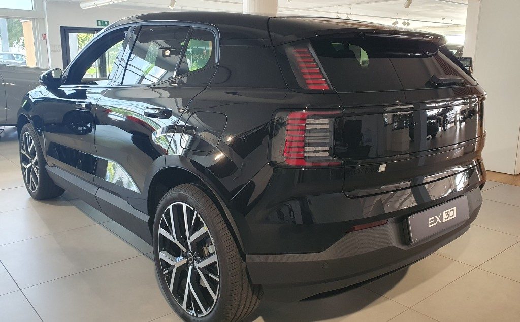 VOLVO EX30 Single Motor Extended Range RWD Plus Black Edition - Foto 2