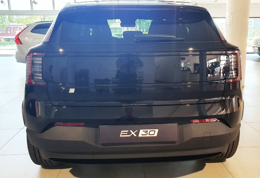 VOLVO EX30 Single Motor Extended Range RWD Plus Black Edition - Foto 5