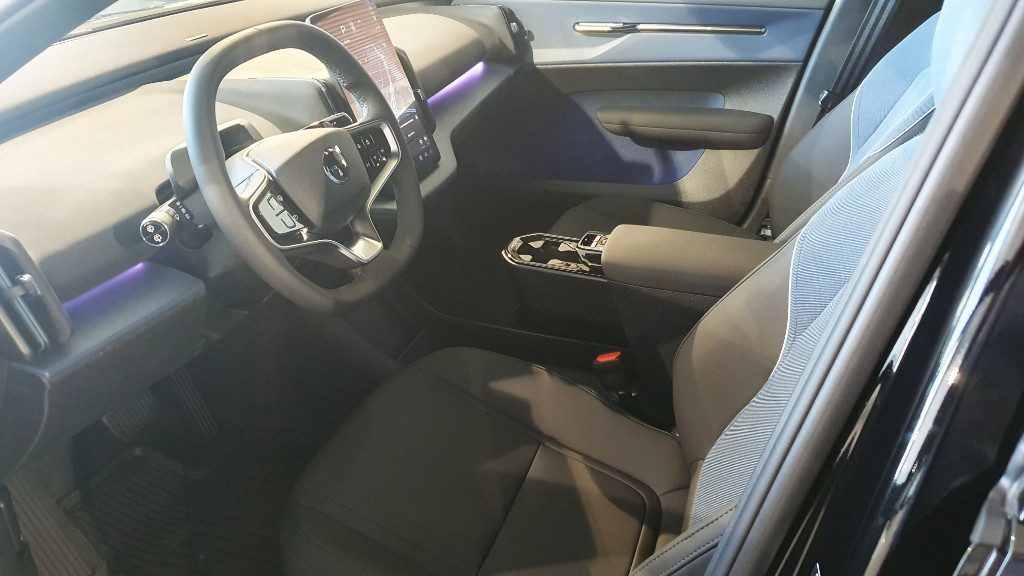 VOLVO EX30 Single Motor Extended Range RWD Plus Black Edition - Foto 6