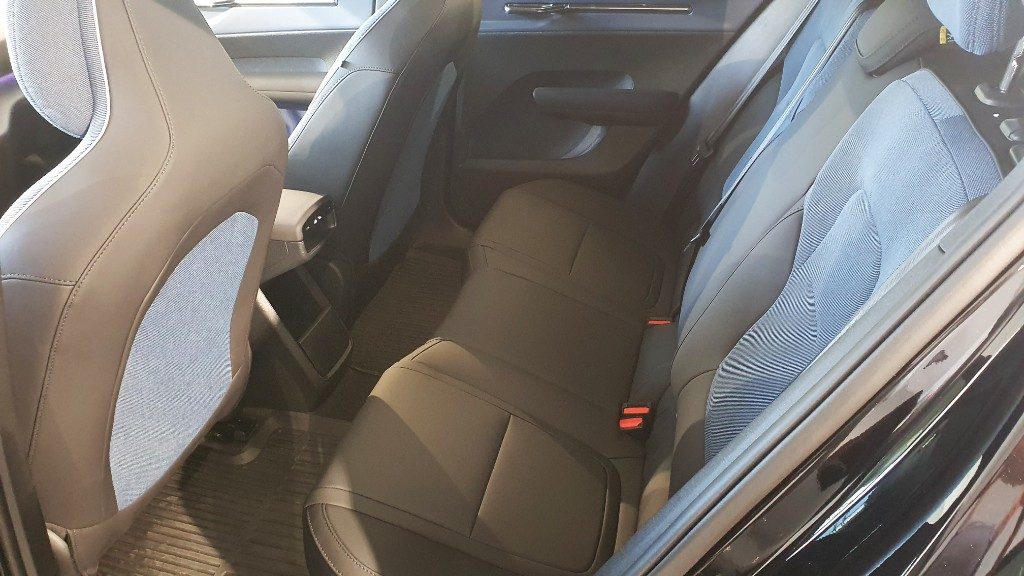 VOLVO EX30 Single Motor Extended Range RWD Plus Black Edition - Grid Foto 7