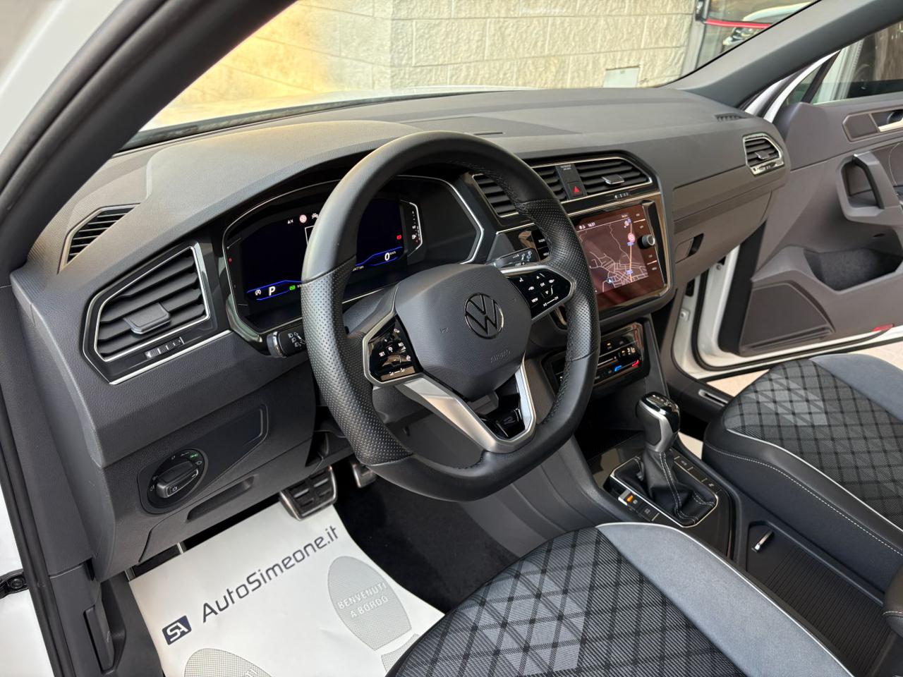 VOLKSWAGEN Tiguan 2.0 TDI 150 CV SCR DSG R-Line LUCI AMBIENTE - 12