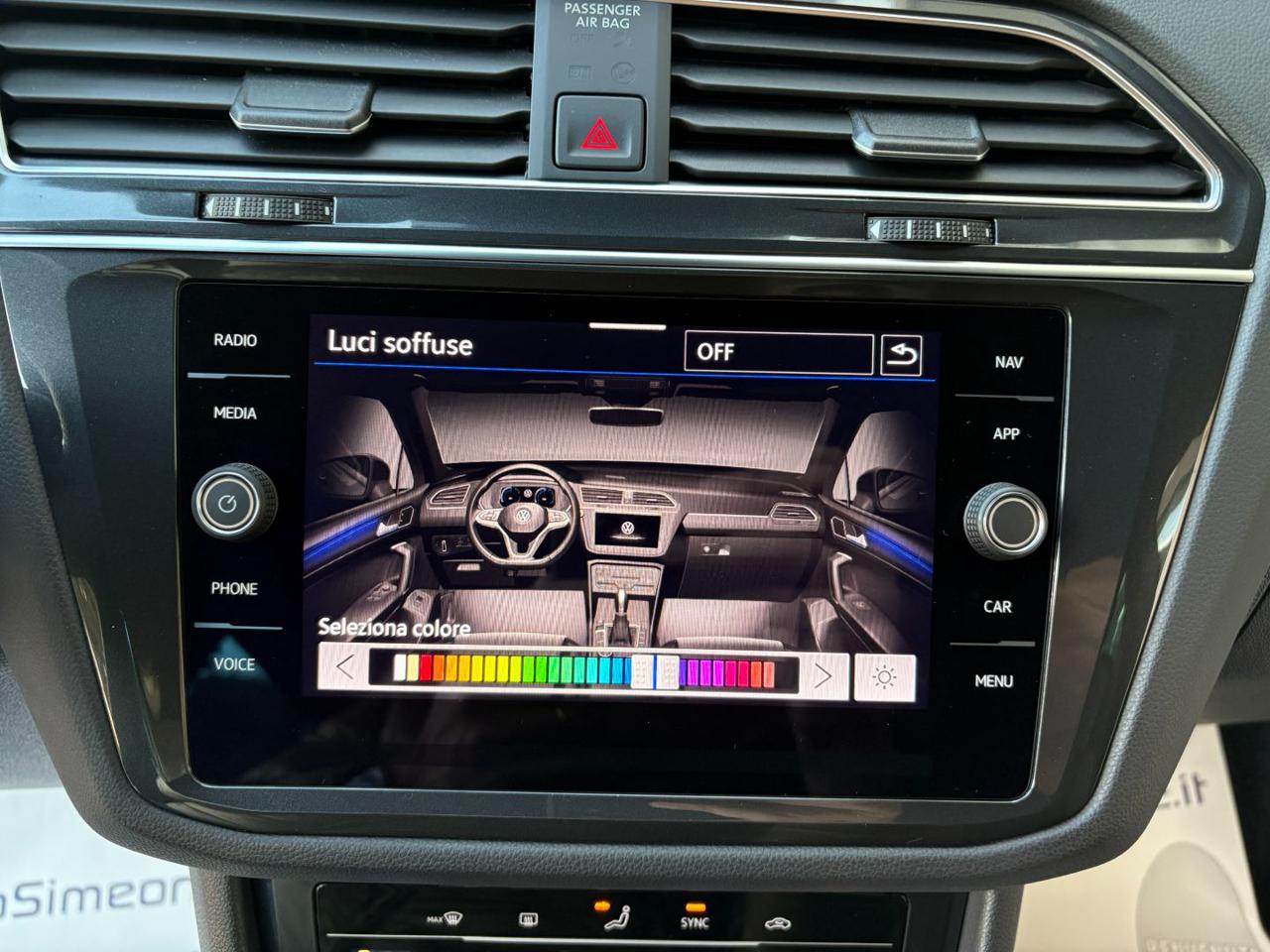 VOLKSWAGEN Tiguan 2.0 TDI 150 CV SCR DSG R-Line LUCI AMBIENTE - 17