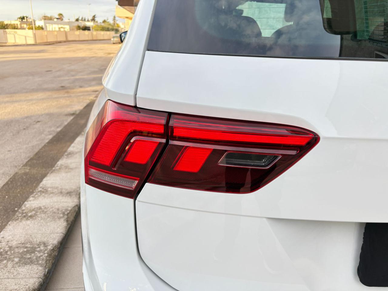 VOLKSWAGEN Tiguan 2.0 TDI 150 CV SCR DSG R-Line LUCI AMBIENTE - 35