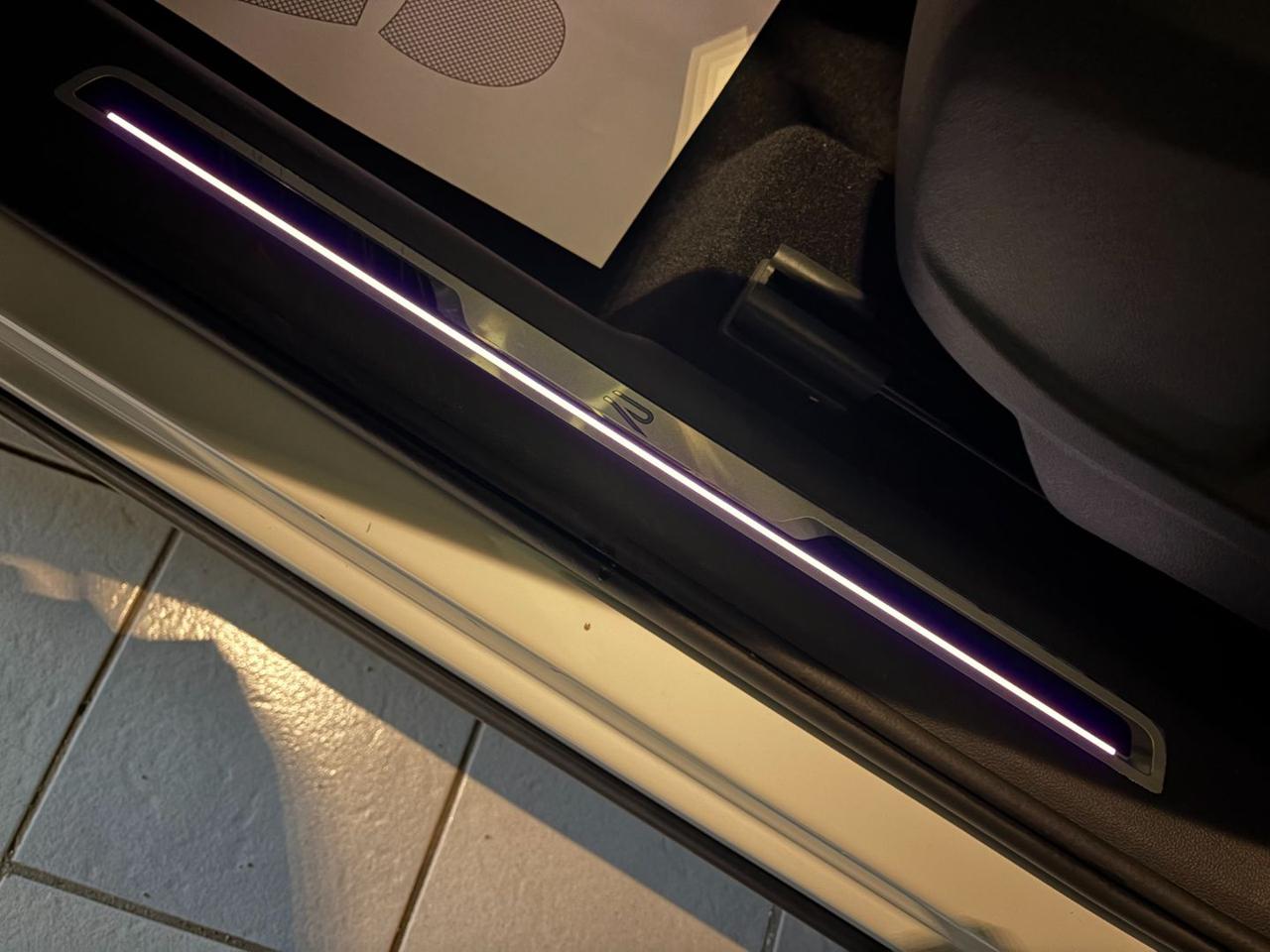 VOLKSWAGEN Tiguan 2.0 TDI 150 CV SCR DSG R-Line LUCI AMBIENTE - 20