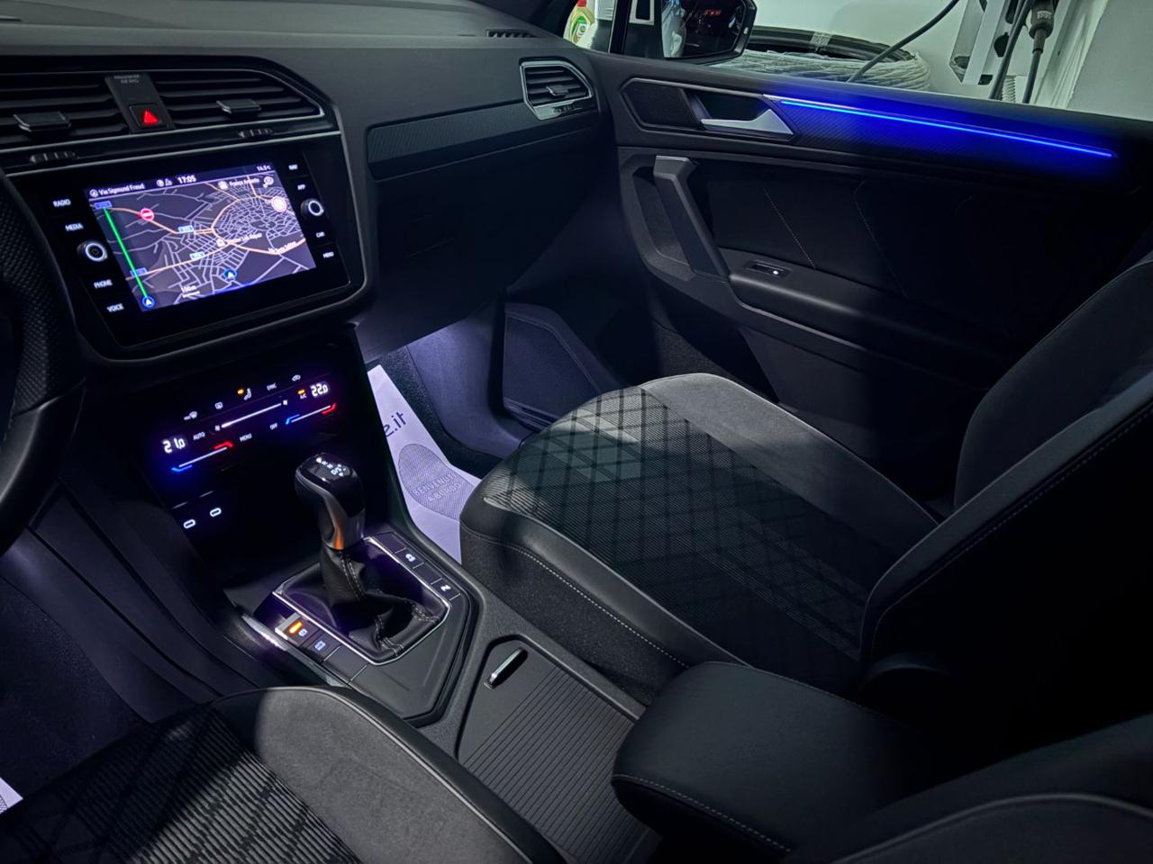 VOLKSWAGEN Tiguan 2.0 TDI 150 CV SCR DSG R-Line LUCI AMBIENTE - 33