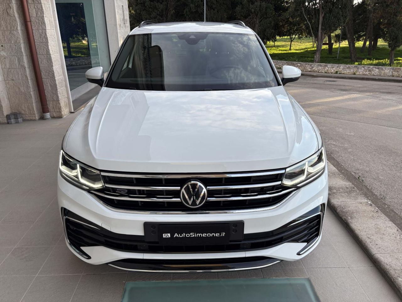 VOLKSWAGEN Tiguan 2.0 TDI 150 CV SCR DSG R-Line LUCI AMBIENTE - 2