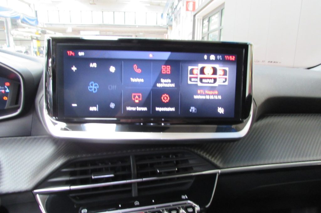 PEUGEOT 2008 1.2 PureTech 100 S&S Allure - 9