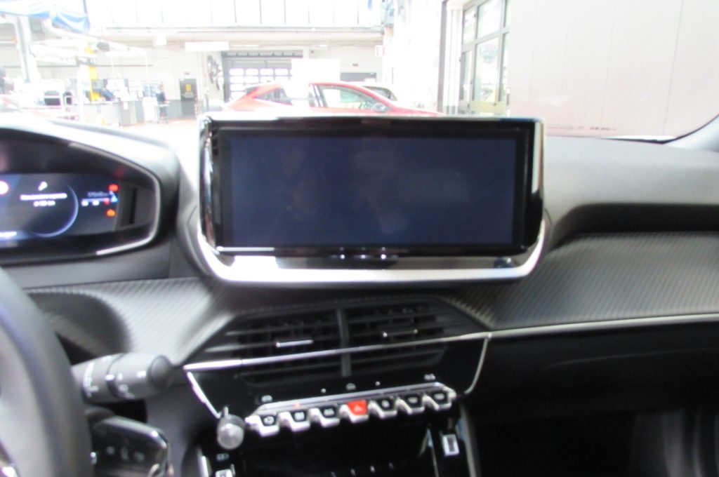 PEUGEOT 2008 1.2 PureTech 100 S&S Allure - 8