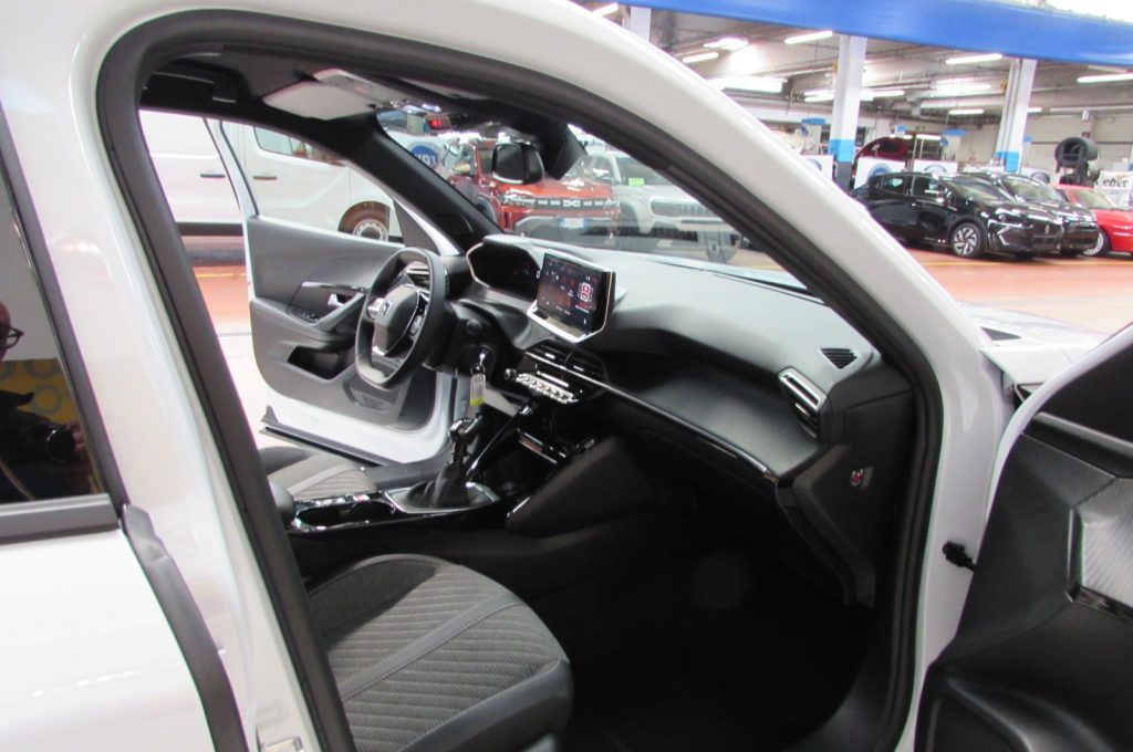 PEUGEOT 2008 1.2 PureTech 100 S&S Allure - 16