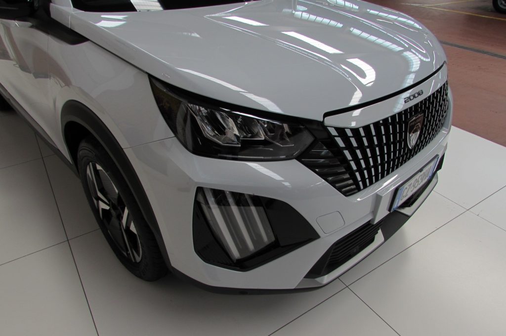 PEUGEOT 2008 1.2 PureTech 100 S&S Allure - 17