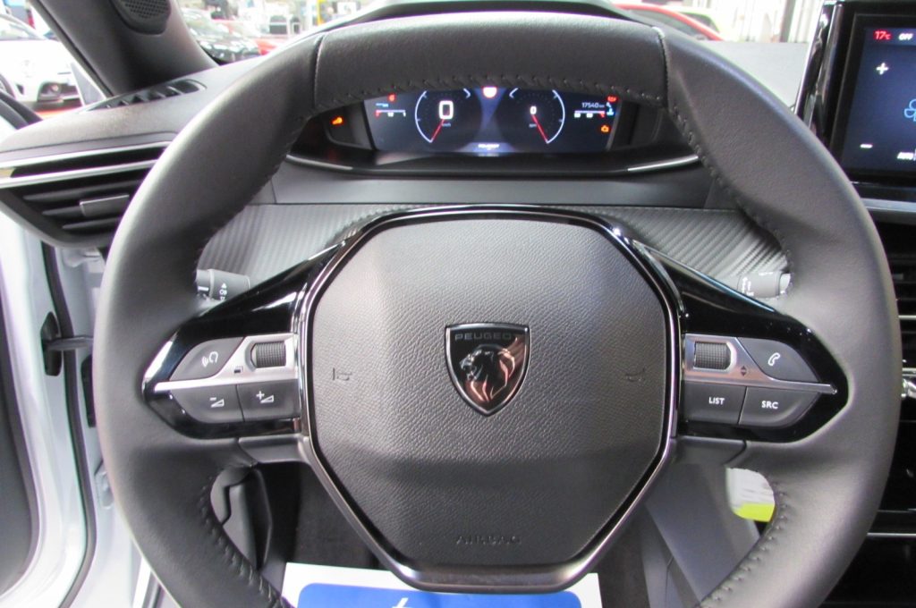 PEUGEOT 2008 1.2 PureTech 100 S&S Allure - 11