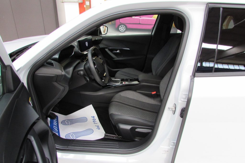 PEUGEOT 2008 1.2 PureTech 100 S&S Allure - 6