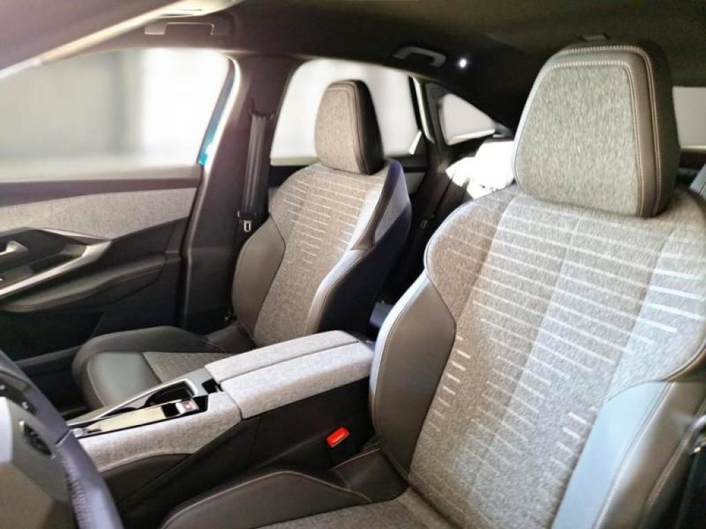 PEUGEOT 3008 Hybrid 145 e-DCS6 Allure - 8