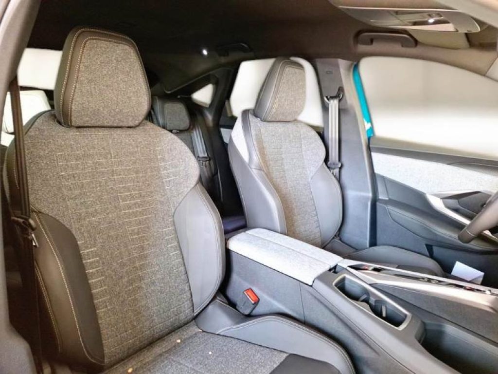 PEUGEOT 3008 Hybrid 145 e-DCS6 Allure - 9